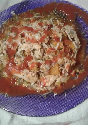 Una foto de Pollo al wok con salsa de tomate fría