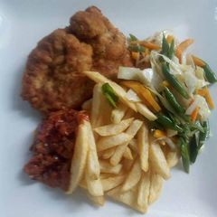 A picture of Chips with sauce and vegetable stir fry.