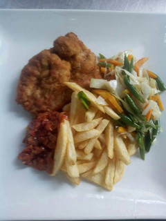 A picture of Chips with sauce and vegetable stir fry.