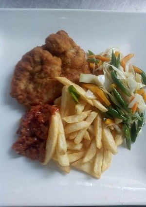 A picture of Chips with sauce and vegetable stir fry.