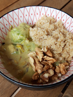 Una foto de Curry de coles de bruselas, patata y puerros