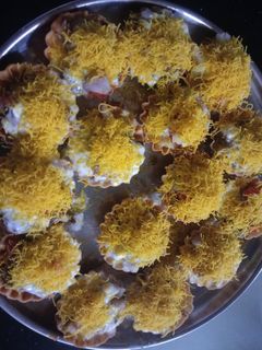 બાસ્કેટ ચાટ પૂરી (Basket Chaat Puri Recipe In Gujarati) રેસીપી મુખ્ય ફોટો