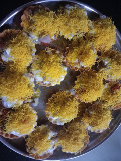 બાસ્કેટ ચાટ પૂરી (Basket Chaat Puri Recipe In Gujarati) રેસીપી મુખ્ય ફોટો