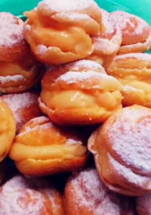 Una foto de Profiteroles con crema pastelera