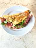 Sandwich con zucchine e formaggio