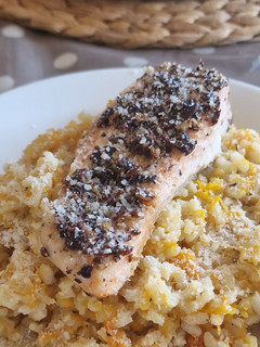 Una foto de Risotto de calabaza, champiñones, gorgonzola y crusty de salmón