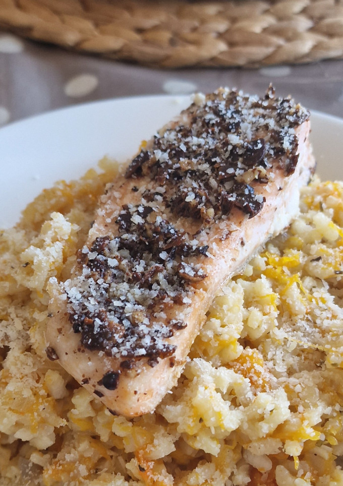 Una foto de Risotto de calabaza, champiñones, gorgonzola y crusty de salmón