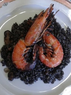 Una foto de Arroz negro con gambas