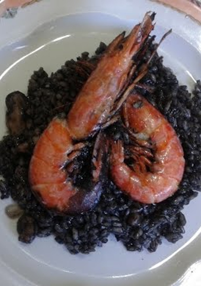 Una foto de Arroz negro con gambas