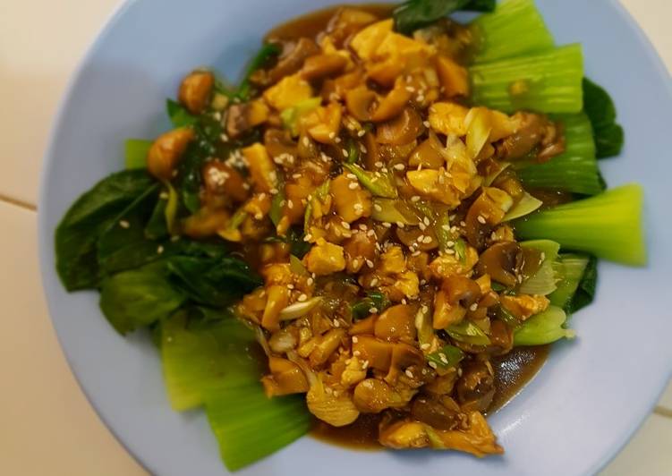 Bagaimana Menyiapkan Pokcoi with Chicken mushroom sauce, Bisa Manjain Lidah