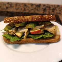 Una foto de Sándwich de pollo con espinacas, manzana y aguacate