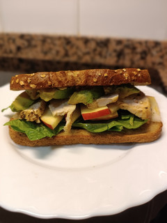 Una foto de Sándwich de pollo con espinacas, manzana y aguacate