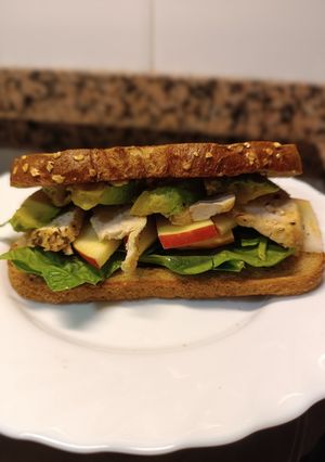 Una foto de Sándwich de pollo con espinacas, manzana y aguacate