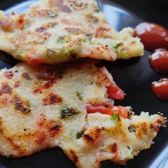 A picture of Vegetable rava chilla.
