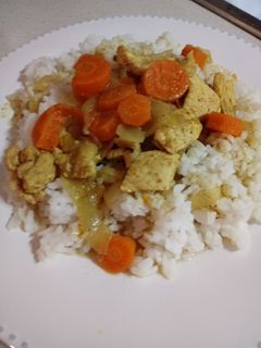 Una foto de Arroz con pollo al curry