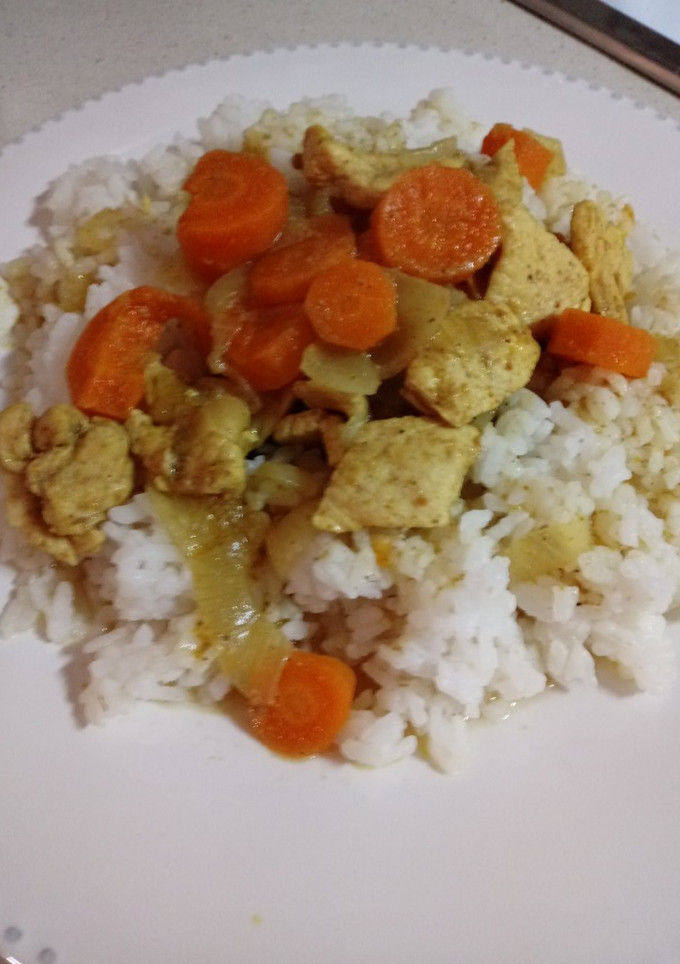 Una foto de Arroz con pollo al curry