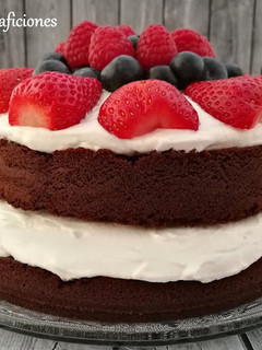 Una foto de Naked cake de chocolate y frutos rojos