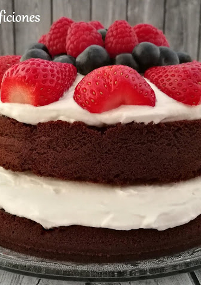 Una foto de Naked cake de chocolate y frutos rojos