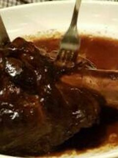 Una foto de Codillo de ternera asado