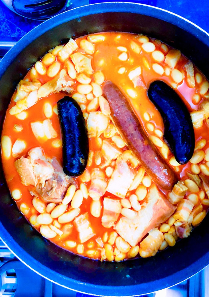 Una foto de Fabada Asturiana