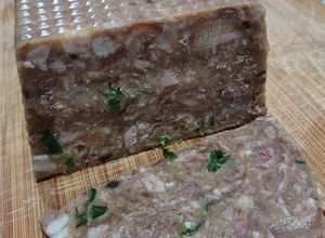 Una foto de Queso de cerdo con codillo, paleta y patas 🐽