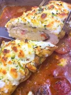 صورة لوصفة رول الدجاج محشي بالجبنه مع صلصة الطماطم 🍅🧀