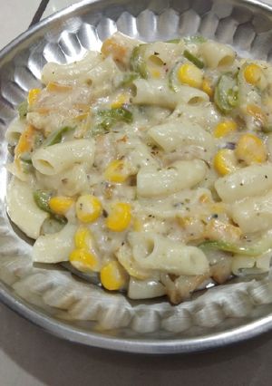 A picture of White sauce pasta.