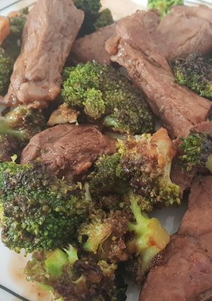 Una foto de Entrecot con brócoli