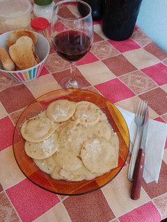 Una foto de Sorrentinos de zanahoria y boniato con crema de champiñones