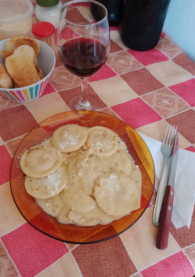 Una foto de Sorrentinos de zanahoria y boniato con crema de champiñones