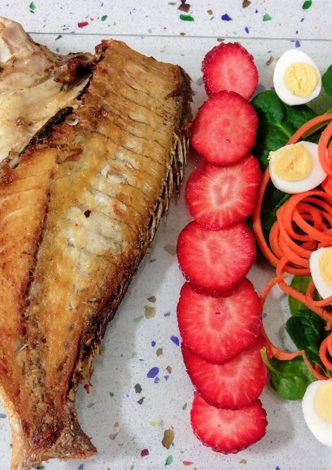 Una foto de Dorada a la plancha y ensalada con fresas y huevos de codorniz