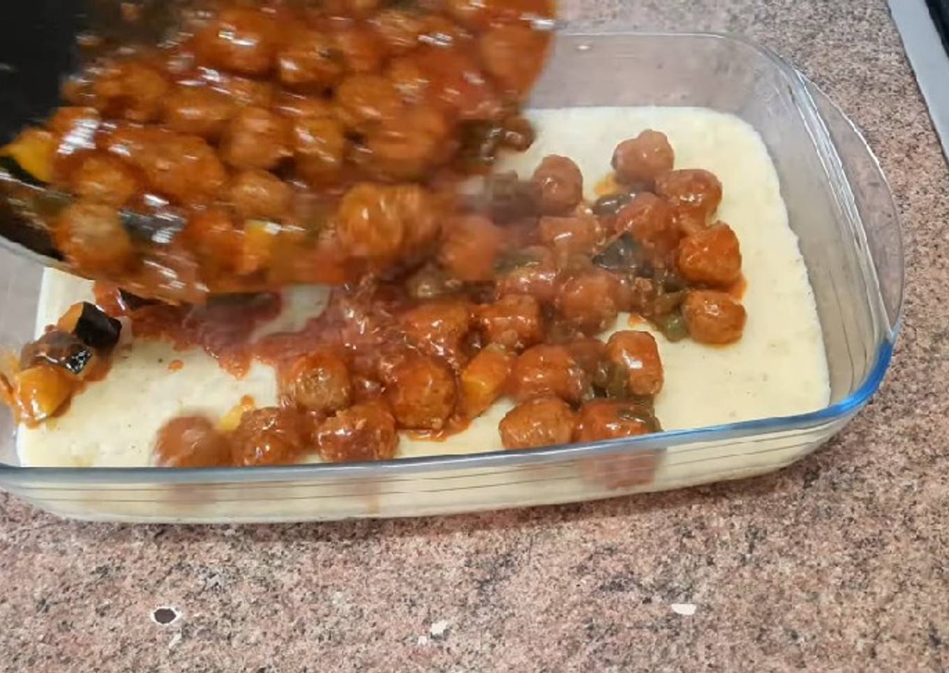 Guiso de albóndigas con patatas/receta rica y rápida