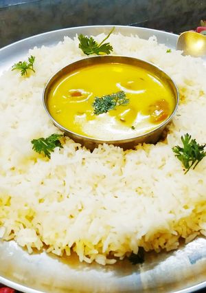 बेसन का पकौड़ा कढ़ी संग चावल (Besan ki pakodi kadhi sang chawal recipe in Hindi) रेसिपी मुख्य फोटो