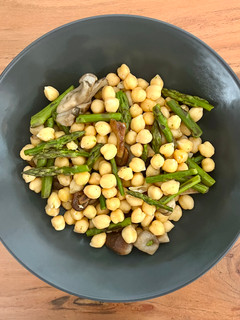 Una foto de 🫘 Garbanzos con espárragos y setas 🍄
