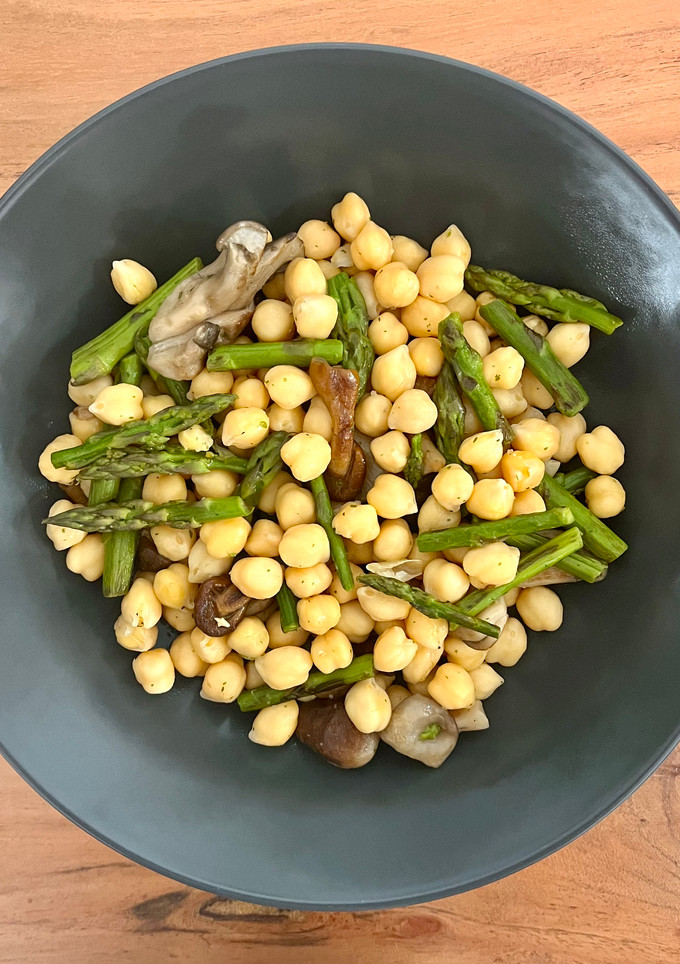 Una foto de 🫘 Garbanzos con espárragos y setas 🍄