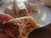 Una foto de shawarma yogurt