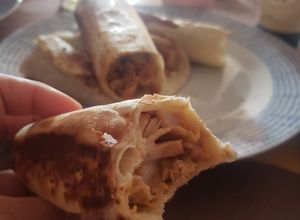 Una foto de Shawarma de pollo con salsa de ajo
