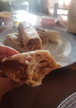 Una foto de Shawarma de pollo con salsa de ajo
