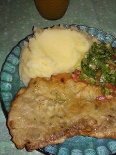 Una foto de Marineras con puré y ensalada