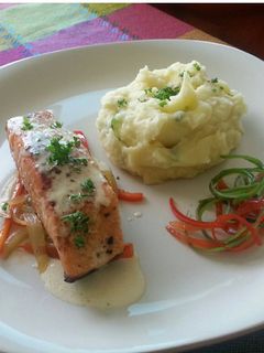 Una foto de Salmon con corteza crujiente