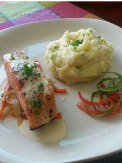 Una foto de Salmon con corteza crujiente