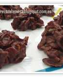 Rocas de copos de maíz y frutos secos