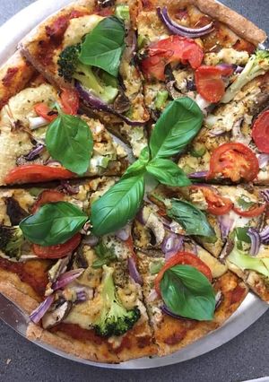 صورة لوصفة بيتزا بالطحين 🍕🍕 الأسمر نباتية صحية