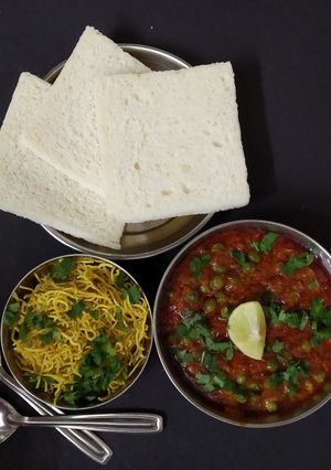 લીલા વટાણા નું સેવ ઉસળ (Lila Vatana Sev Usal Recipe In Gujarati) રેસીપી મુખ્ય ફોટો