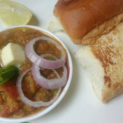 A picture of Pav bhaji maska maar ke😍.