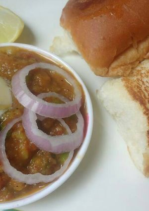 A picture of Pav bhaji maska maar ke😍.