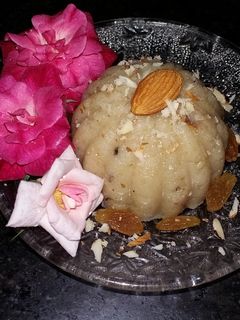 सूूूजी हलवा (Suji Halwa recipe in Hindi) रेसिपी मुख्य फोटो