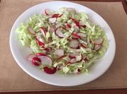 Una foto de ensalada de rabanitos y repollo