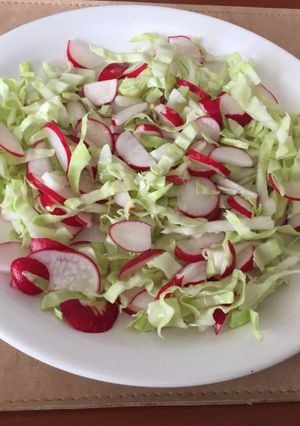 Una foto de Ensalada de rabanitos y repollo