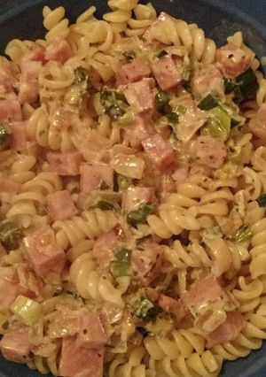 Una foto de Fideos con crema, verdeo y jamón